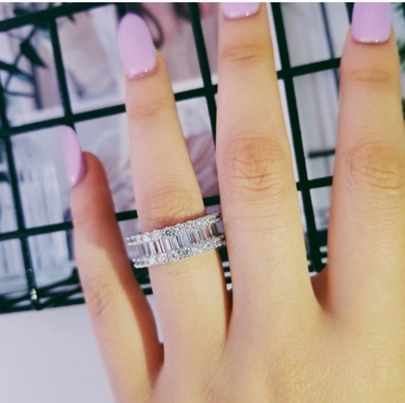 1/2 OFF Round baget ring 💍 - Picture 4 of 4